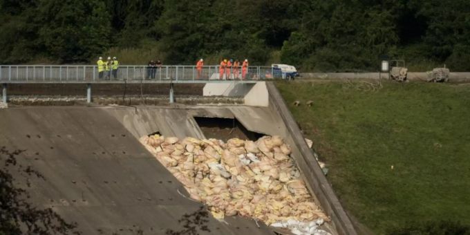 Der beschädigte Staudamm in Derbyshire Der beschädigte Staudamm in Derbyshire
