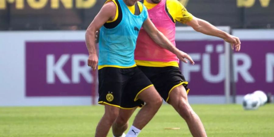 Mario Götze (l) im Zweikampf mit Neuzugang Mats Hummels. Foto: Federico Gambarini