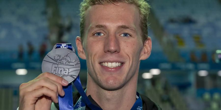 Jérémy Desplanches zeigt in Gwangju die über 200 m Lagen gewonnene Silbermedaille