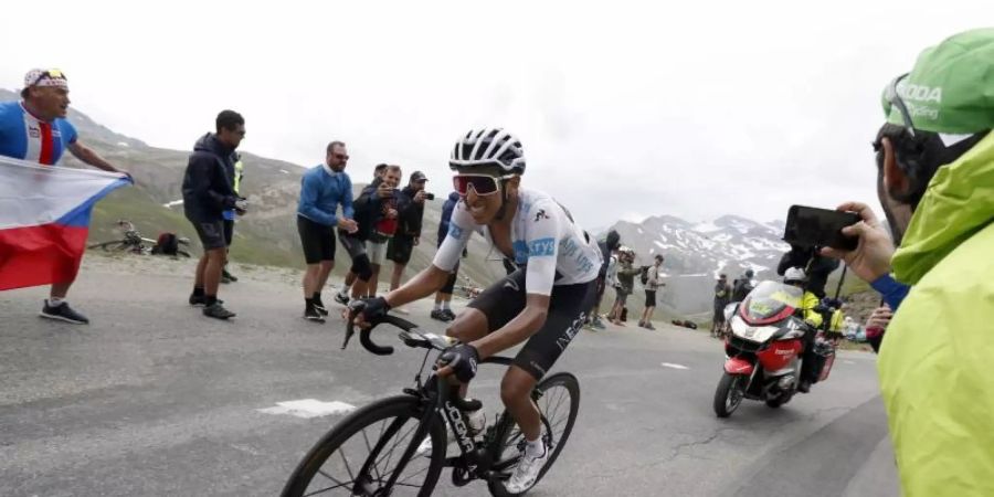 Egan Bernal bekommt nach dem wetterbedingten Abbruch nicht den Etappensieg zugesprochen. Foto: Thibault Camus/AP