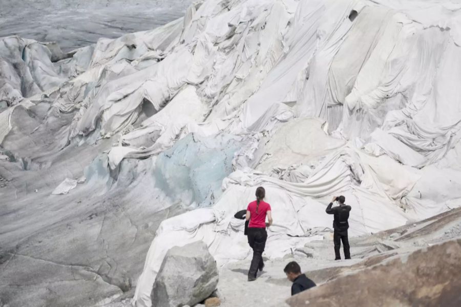 Das mit Planen abgedeckte Gletscherende des Rhonegletschers, oberhalb von Gletsch am Furkapass am Samstag, 24. Juni 2017.