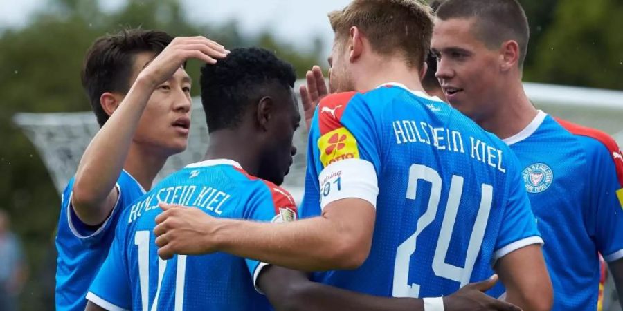 Die Kieler Mannschaft bejubelt ihren zweiten Treffer bei Salmrohr. Foto: Thomas Frey