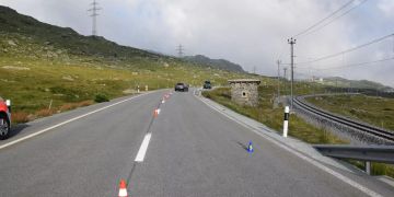 Personenwagen kollidiert mit Radfahrer