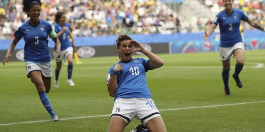 Cristiana Girelli (M.) feiert einen ihrer Treffer. Foto: Francisco Seco/AP