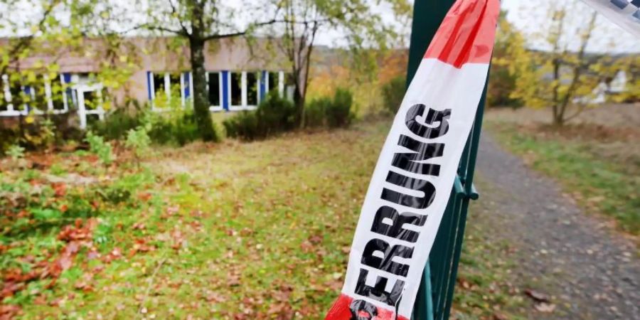 Absperrband der Polizei am Tatort in Wenden. Foto: Roland Weihrauch