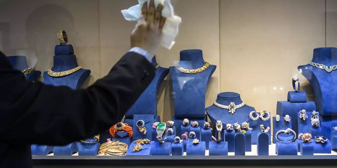 In Paris wurde ein Schmuckgeschäft überfallen. Schmuck ist schön - kann aber unter Umständen die Gesundheit gefährden. (Archivbild)