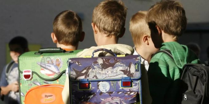 Eltern eines zwölfjährigen Buben zogen wegen der Länge des Schulwegs bis vor das Verwaltungsgericht. (Symbolbild) Symbolbild