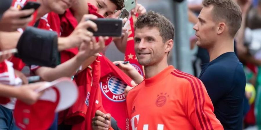 Gefragter Mann im Bayern-Trainingslager. Thomas Müller (l). Foto: Sven Hoppe