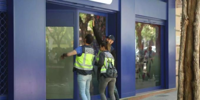 Polizisten betreten das Büro von SD Huesca, um eine Durchsuchung durchzuführen. Foto: Verónica Lacasa/Europa Press Polizisten betreten das Büro von SD Huesca, um eine Durchsuchung durchzuführen. Foto: Verónica Lacasa/Europa Press