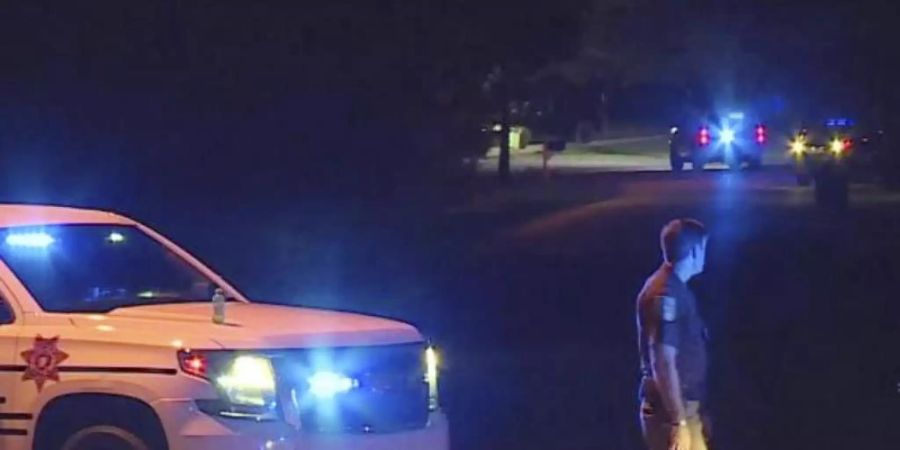 Polizeibeamte versperren in Elkmont, Alabama, den Zugang zu einer Strasse. Foto: WHNT-TV News/AP