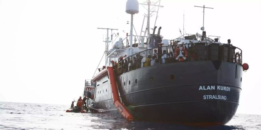 Flüchtlinge werden vor der Küste von Libyen von Mitgliedern der Rettungsorganisation Sea-Eye auf deren Schiff «Alan Kurdi» gebracht. Foto: Fabian Heinz/Sea-Eye