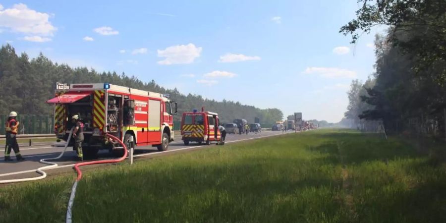 Die A10 ist wegen eines Waldbrandes zwischen dem Dreieck Havelland und Falkensee gesperrt. Foto: Christian Pörschmann