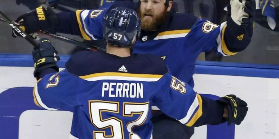 Matchwinner: Ryan O'Reilly (hinten) von den St. Louis Blues feiert mit seinem Teamkollege David Perron einen Treffer gegen die Bruins. Foto: Scott Kane/AP