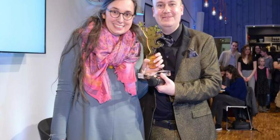 Den Goldenen Blogger als Bloggerin des Jahres 2018 erhielt Marie Sophie Hingst für ihr Blog «Read on my dear» von Award-Mitgründer Daniel Fiene. Foto: Henrik Andree/Die Goldenen Blogger/obs