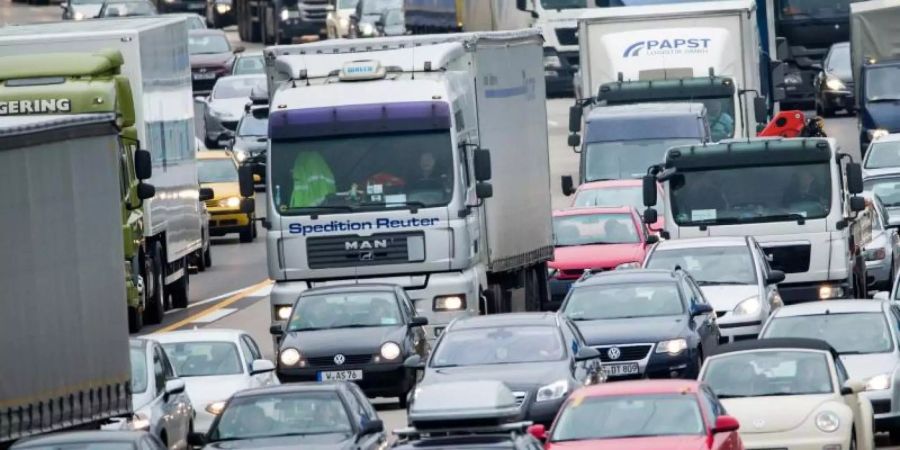 Autos stauen sich auf einer Autobahn bei Köln: Wo Mietpreissteigerungen besonders hoch ausfallen, kommt es überdurchschnittlich oft zu staubedingten Verkehrsbehinderungen. Foto: Rolf Vennenbernd