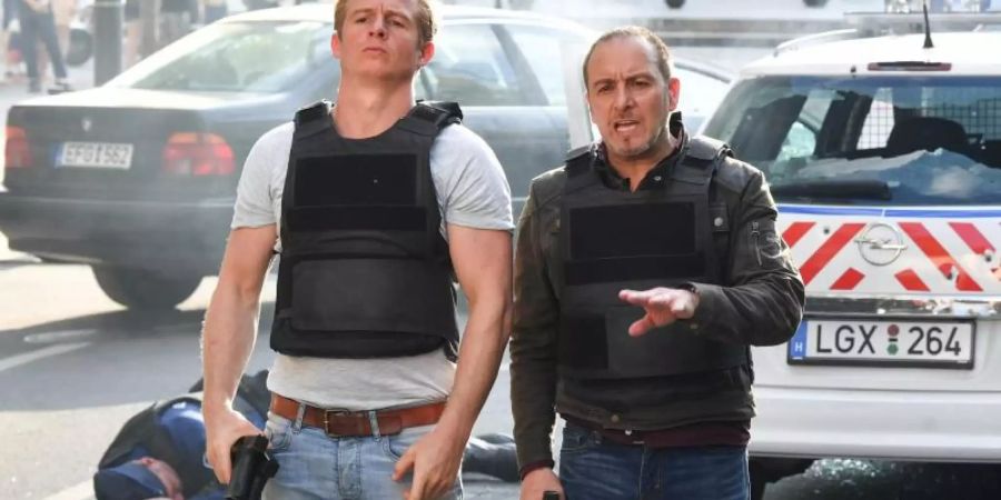 Noch sind sie ein Team: Daniel Roesner (l) als Paul Renner und Erdogan Atalay als Semir Gerkhan. Foto: Jens Kalaene