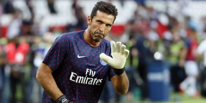 Gigi Buffon winkt den Fans von Paris Saint-Germain zu. Buffon Paris Saint-Germain