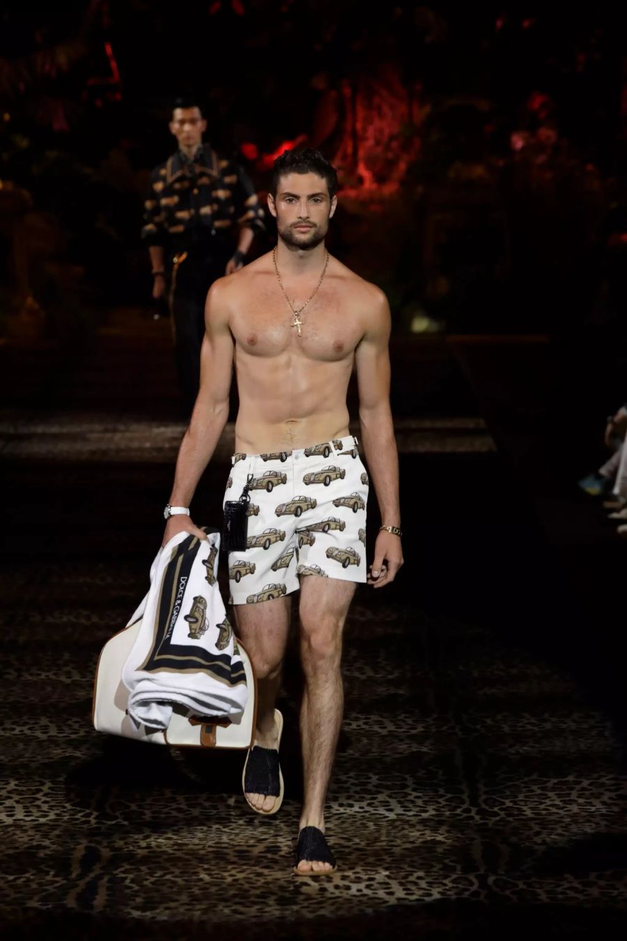 Ein Model trägt ein Strand-Outfit von Dolce & Gabbana.