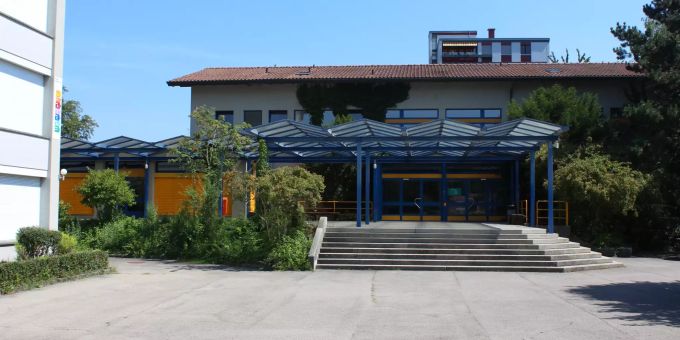 Das Schulhaus Stegmatt in Lyss. Das Schulhaus Stegmatt in Lyss.