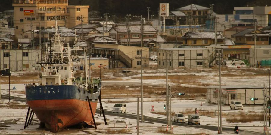 Eine Foto zeig die Situation nach dem Tsunami in der Region Miyagi. Ein Boor wurde an Land geschwemmt.