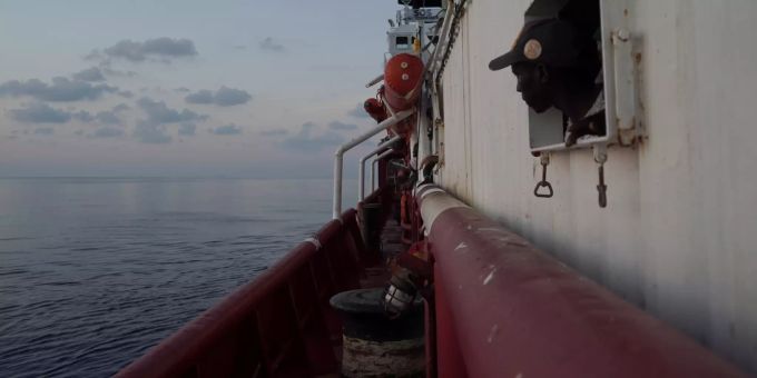 Ein Migrant schaut aus einem Fenster des Rettungsschiffs «Ocean Viking». (Symbolbild) Migration im Mittelmeer