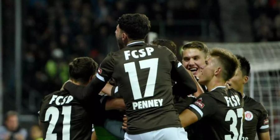Die Spieler vom FC St. Pauli bejubeln das Tor zum 2:0 im Spiel gegen den Hamburger SV. Foto: Daniel Bockwoldt