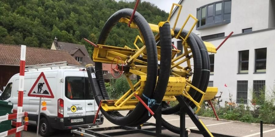 Leitungsteile warten auf ihre Verlegung im Erdreich