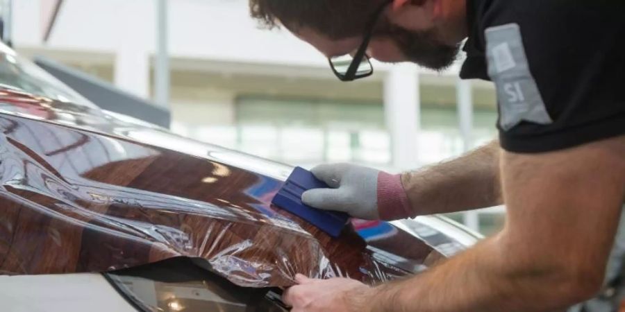 Bitte blasenfrei: Folien auf das Auto zu kleben, erfordert Fingerspitzengefühl und ist ein Fall für Profis. Foto: Tobias Hase