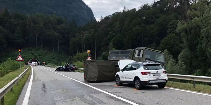 Bonaduz Gr Mehrere Verletzte Bei Unfall Mit Militarfahrzeug