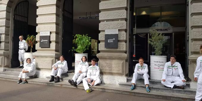 Klimaaktivisten banken besetzt