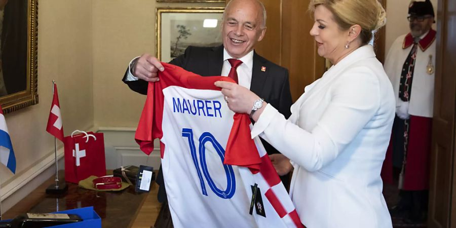 Geschenk-Austausch: Die kroatische Präsidentin Kolinda Grabar-Kitarović und Bundespräsident Ueli Maurer.