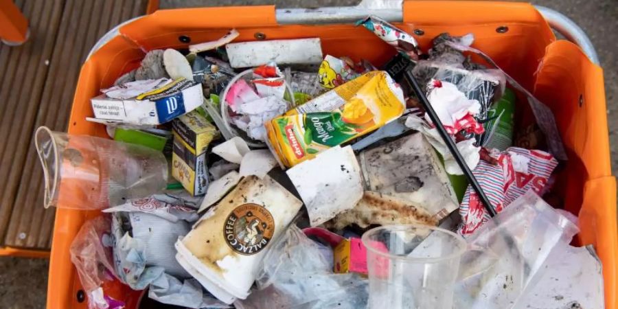 Inhalt einer Strassenmülltonne mit zahlreichen Verpackungen, Einwegbechern und Restmüll. Foto: Bernd von Jutrczenka