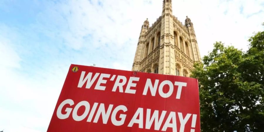 Ein Anti-Brexit-Plakat wurde vor dem Parlamentsgebäude angebracht. Boris Johnson will das Parlament vor dem Termin am 31. Oktober vorübergehend schliessen. Foto: Aaron Chown/PA Wire