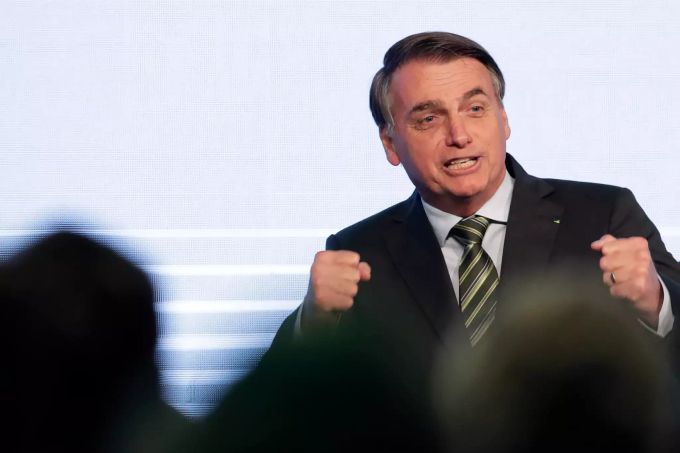Jair Bolsonaro, Präsident von Brasilien, gestikuliert nach seiner Rede vor den Teilnehmern des brasilianischen Stahlkongresses. Bolsonaro Umweltschützer Waldbränden