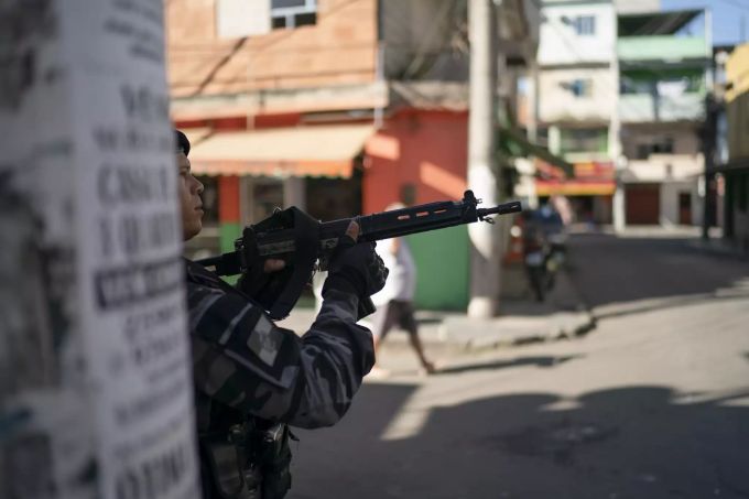 Ein Polizist in Rio. Brazil Police Shootings