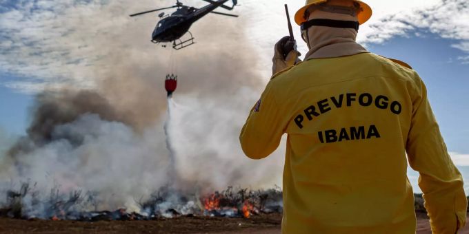 Im Amazonas wüten die schlimmsten Brände seit Jahren. Als Grund wird die starke Brandrodung und der unverantwortliche Umgang Brasiliens mit dem Amazonas-Gebiet angesehen. Waldbrand Brasilien