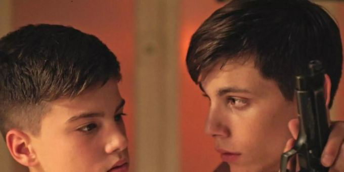 Nicola (Francesco Di Napoli als Nicola, r) zeigt seinem kleinen Bruder Christian (Luca Nacarlo) seine Waffe. Foto: PROKINO Filmverleih GmbH Nicola (Francesco Di Napoli als Nicola, r) zeigt seinem kleinen Bruder Christian (Luca Nacarlo) seine Waffe. Foto: PROKINO Filmverleih GmbH