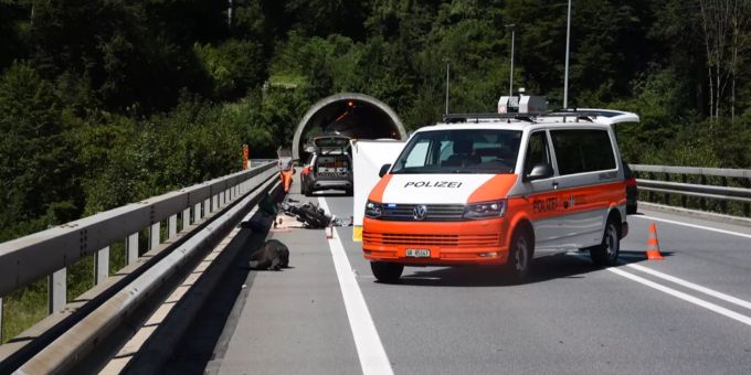 Bei einem Verkehrsunfall auf der Autobahn 13 in Bonadruz GR kam eine 58-jährige Frau ums Leben. Autobahn 13