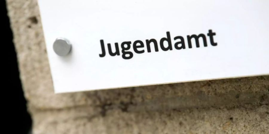Schild an einem Jugendamt