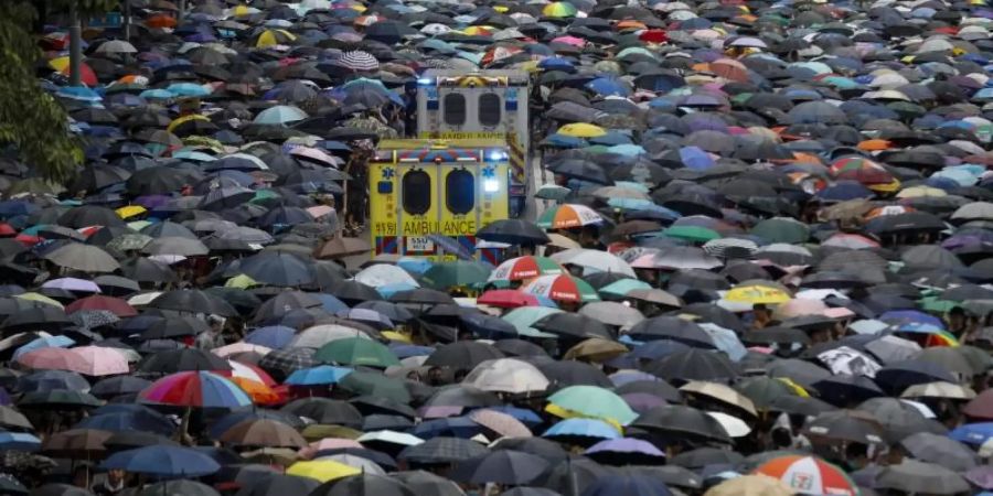 Trotz Drohungen aus Peking demonstrieren in Hongkong Tausende Demonstranten. Foto: Vincent Thian/AP