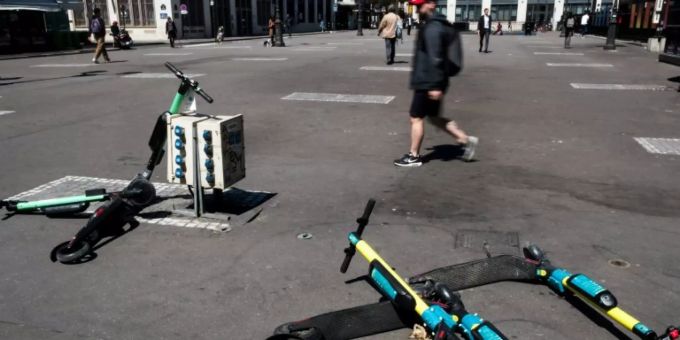 Liegengelassene Scooter in Paris Liegengelassene Scooter in Paris