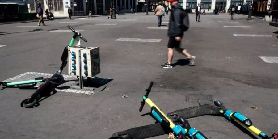 Liegengelassene Scooter in Paris