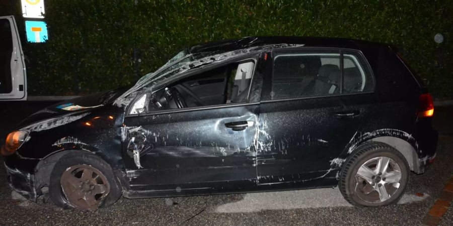 Fahrzeug kollidierte mit der Leiteinrichtung