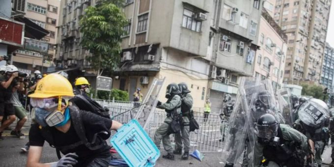 Ein Demonstrant flieht vor Polizisten im Bezirk Yuen Long . Foto: Eric Tsang/HK01/AP Hongkong