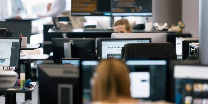 In einem Großraumbüro wird gearbeitet. Medien Studie