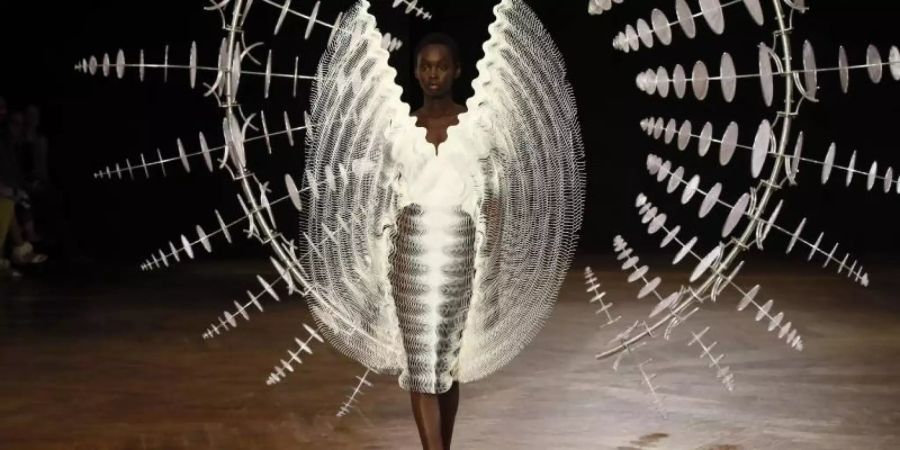 Das ist Extravaganz: Kreation von Iris van Herpen auf der Pariser Fashion Week. Foto: Francois Mori