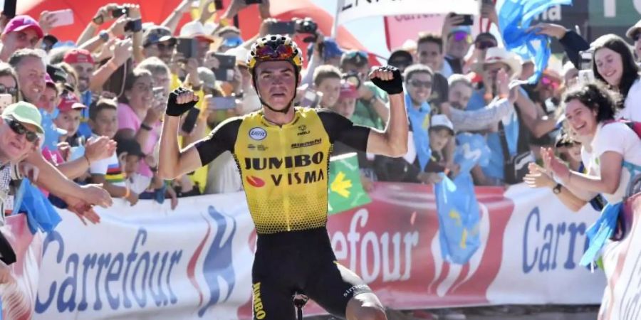 Sepp Kuss feiert seinen Solosieg auf der 15. Vuelta-Etappe. Foto: Yuzuru Sunada/BELGA
