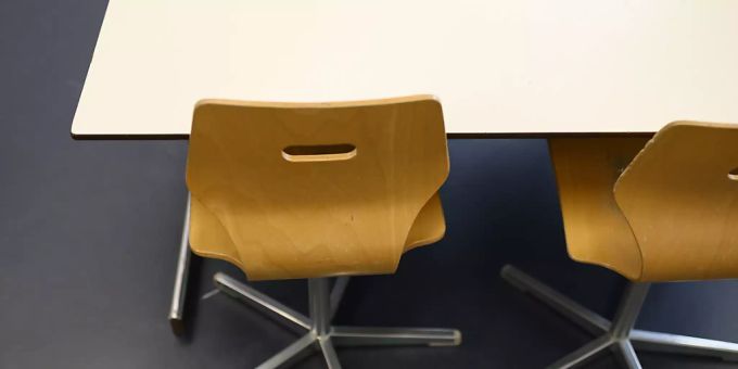Ein Pult mit Stühlen in einem Schulzimmer. (Symbolbild) Schule pult