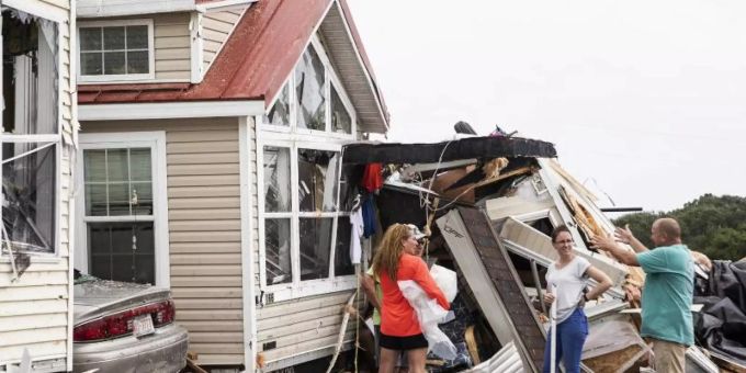 Bewohner des «Boardwalk RV Park», eines Wohnwagenparks, stehen vor Trümmern eines Wagens, nachdem Hurrikan «Dorian» über das Gebiet gefegt war. Foto: Julia Wall/TNS via ZUMA Wire Bewohner des «Boardwalk RV Park», eines Wohnwagenparks, stehen vor Trümmern eines Wagens, nachdem Hurrikan «Dorian» über das Gebiet gefegt war. Foto: Julia Wall/TNS via ZUMA Wire