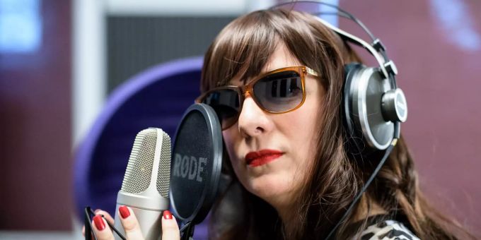 Dea Levina, Mental Domina, haucht in einem Tonstudio in ein Mikrophon. asmr
